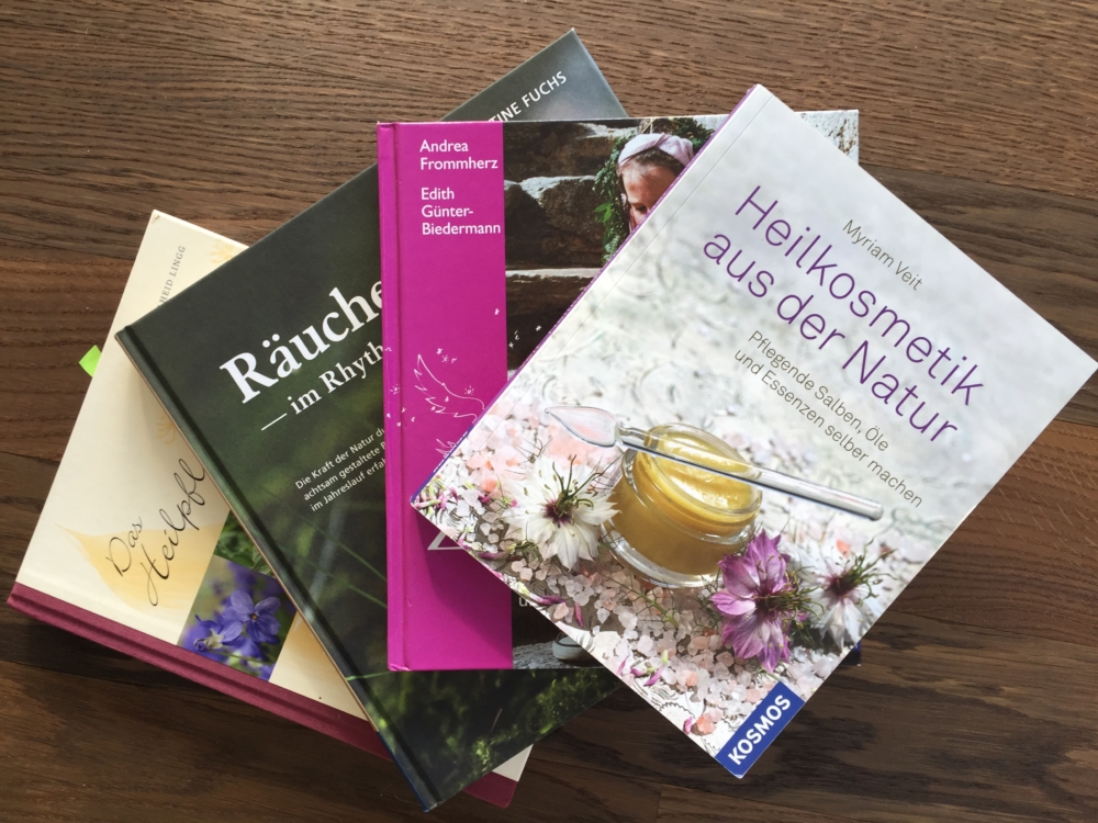 verschiedene Bücher zur Naturkosmetik und Heilpflanzen